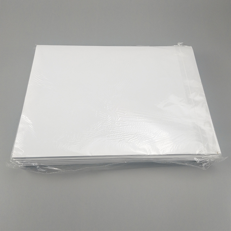 DCR pad fehér háttér